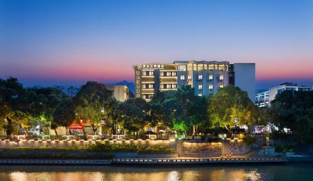 Riverbank Hotel