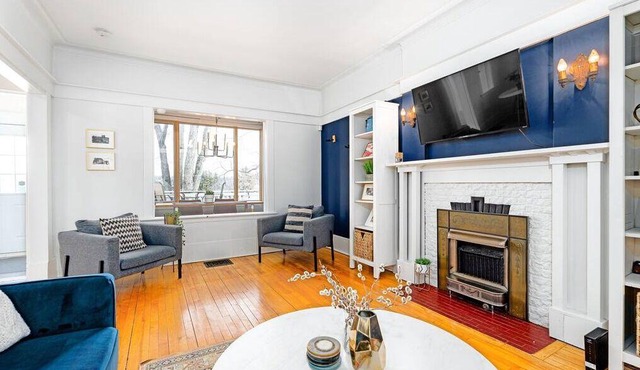Riverdale. Sleeps 5. 5 Min to DT. 2 BD 1 Bath.