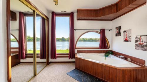Riverfront 2 bdrm Jacuzzi Cabin with Sunset Balcony