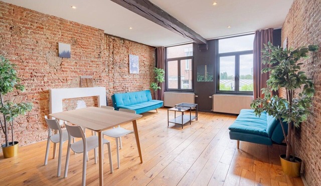 Riverfront apartment for 9-guests