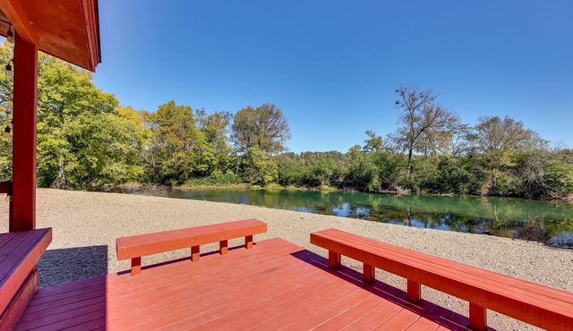 Riverfront Arkansas Abode - Furnished Deck & Grill