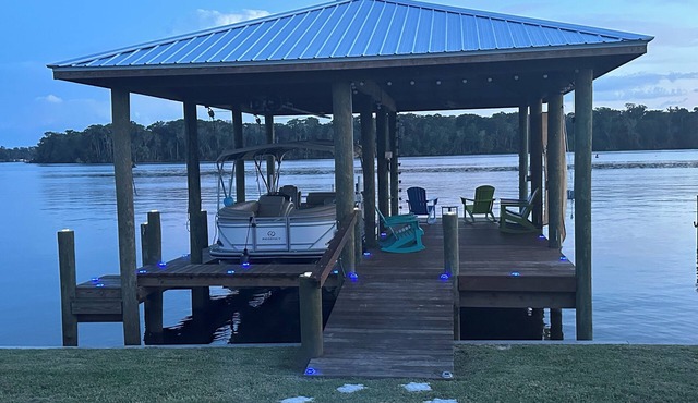 RIVERFRONT BRAND NEW BEAUTIFUL 3-BR Home Welaka, Deck, Dock BRING YOUR OWN BOAT!