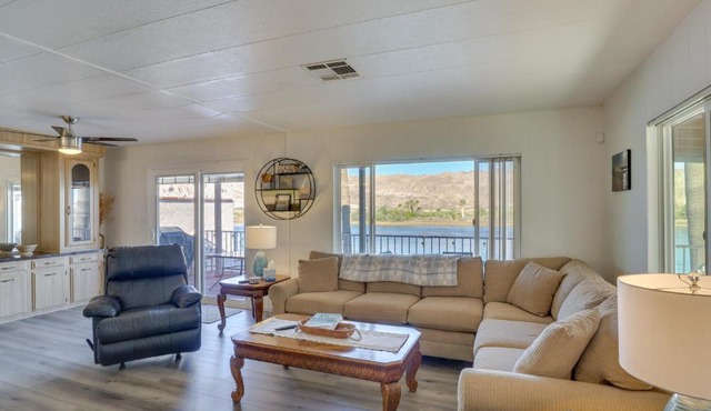 Riverfront Bullhead City House w/Balcony!