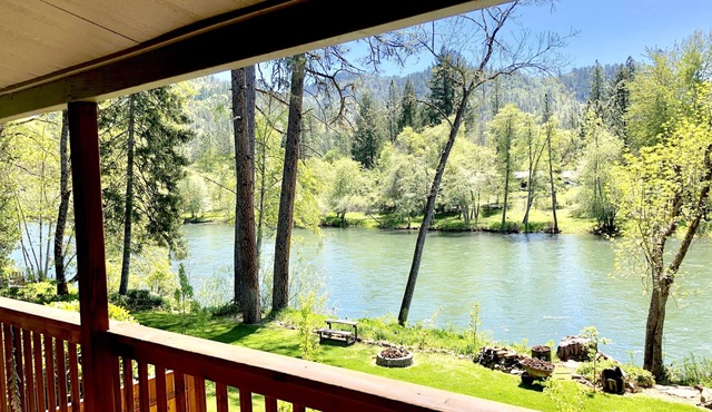*Riverfront* "Cabin on The Rogue", Gateway to Crater Lake! Sleeps 2-4