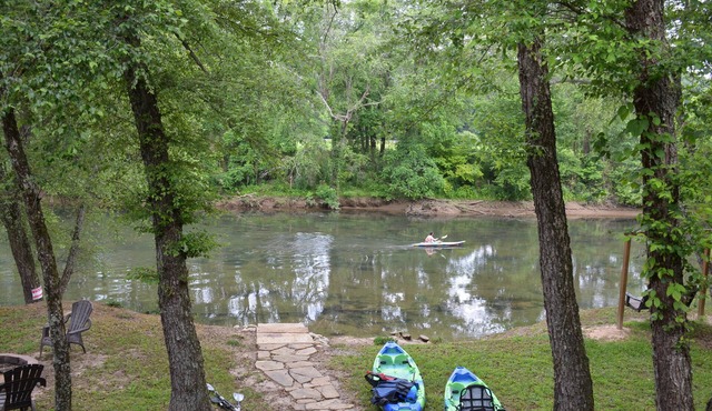 Riverfront cabin on the Toccoa River w/hot tub NO HIDDEN FEES