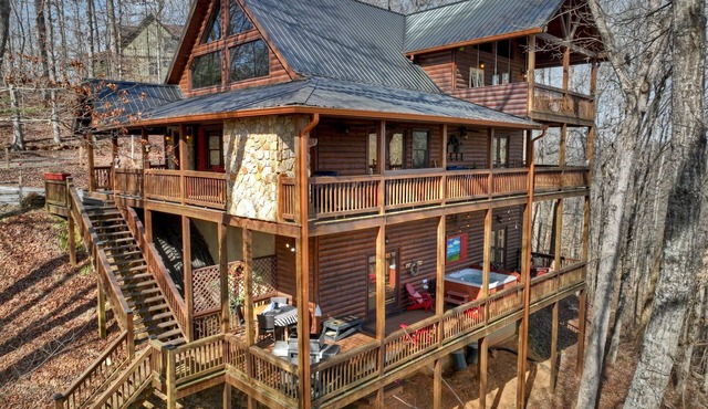 Riverfront Cabin w/Private Dock, Putting Green, Game Room! 3.5 mi 2 Blue Ridge.