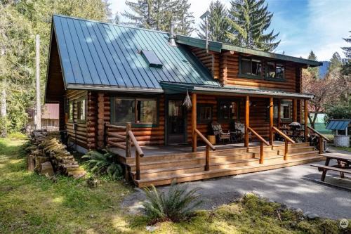 Riverfront cabin with hot tub and sauna 1st floor