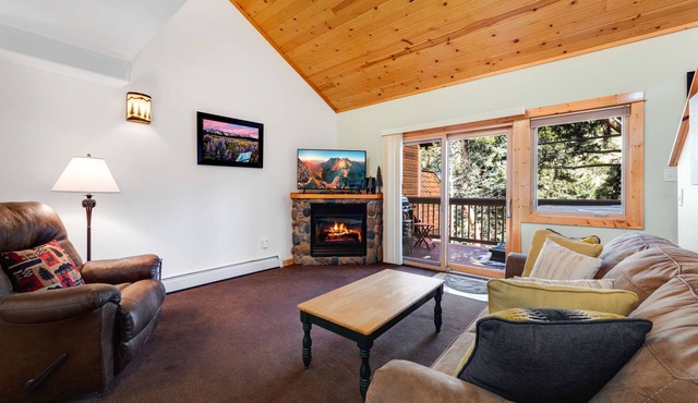 Riverfront Comfort Private Hot Tub Close to RMNP