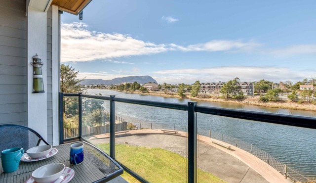 Riverfront Condo, Great Views on the Balcony, Close to Seaside Attractions