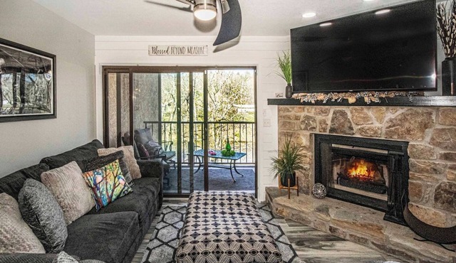 Riverfront Condo, Super Conveniently Located!