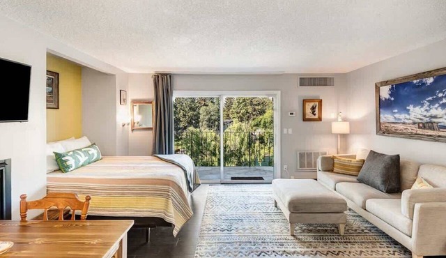 Riverfront Condo w/Pool and Hot Tub Access