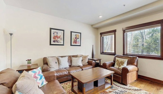 Riverfront condo w/full kitchen, fast wifi & convenient location