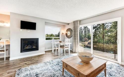 Riverfront Condo with Amazing View - Downtown Bend