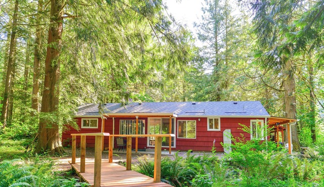 Riverfront Cottage Inspires Serenity on Sandy River