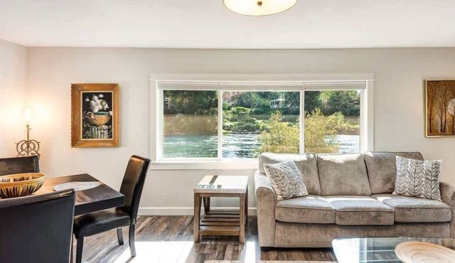 Riverfront Cottage Just Steps From Deschutes River