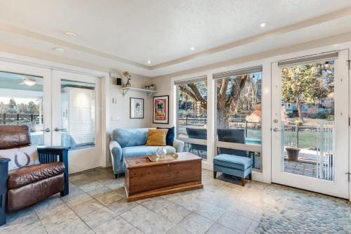 Riverfront Cottage - Steam Room & Pet Friendly