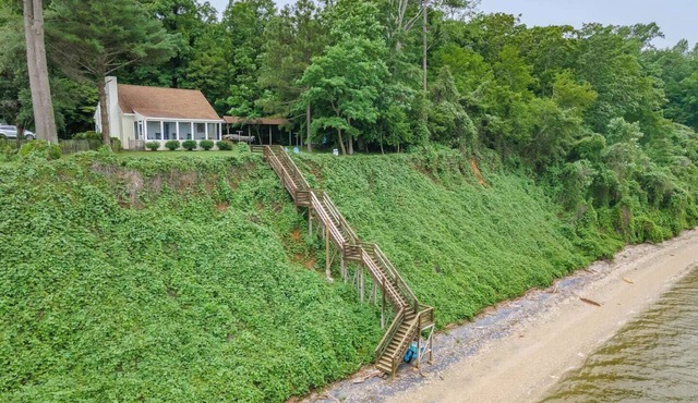 Riverfront Cottage w/Private Beach Near Wmsburg