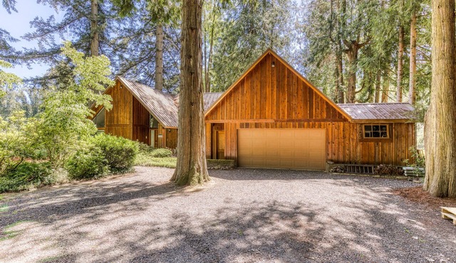 Riverfront, dog-friendly home with gorgeous setting, floating tubes & grand piano