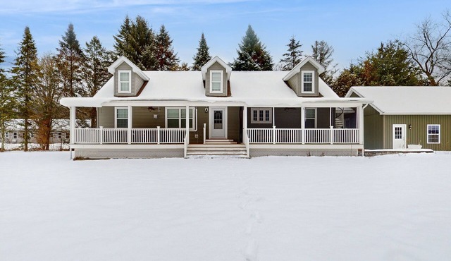 Riverfront, dog-friendly, mountain views, a/c, deck, ski nearby, gas stove, w/d