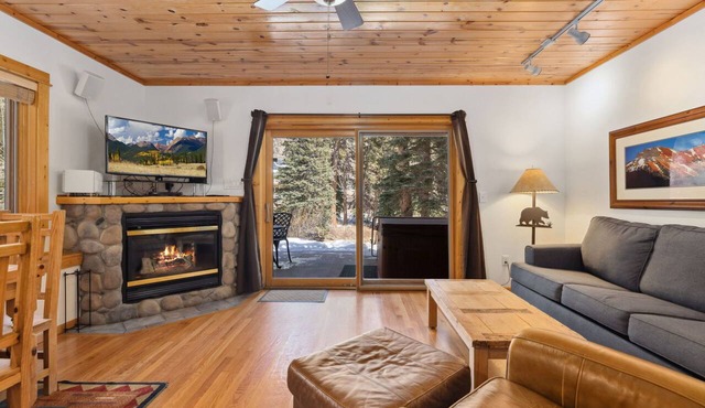Riverfront Escape Private Hot Tub Close to RMNP