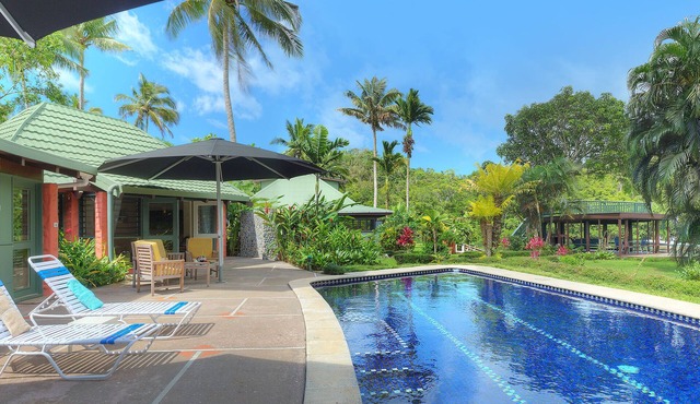 Riverfront estate, walking distance to everything, free WIFI, family friendly!