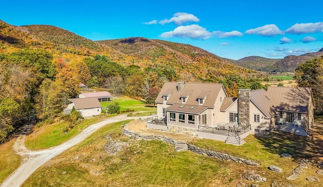 Riverfront estate, mountain views, dog-friendly, fireplace, balcony, w/d, wifi