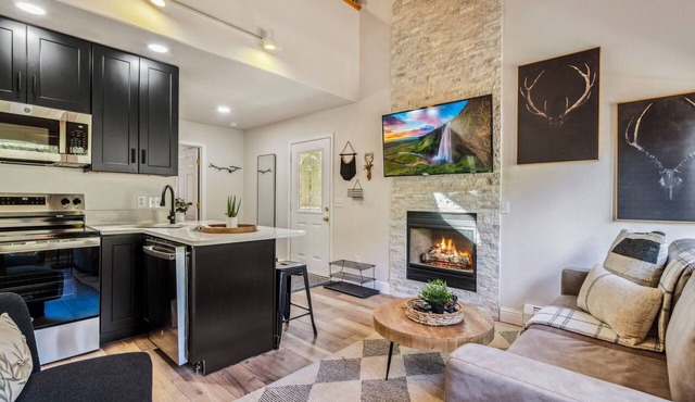 Riverfront Fall River Suite Fireplace Close to RMNP