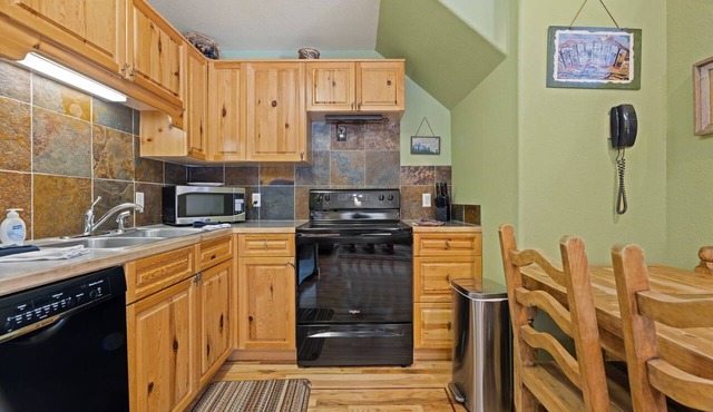 Riverfront Fall River Condo Fireplace Close to RMNP