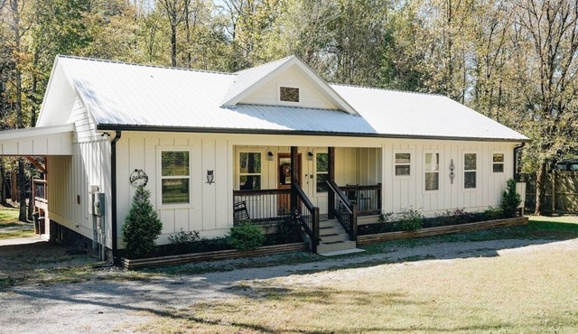 Riverfront Getaway - Wineries, Orchards, & Hiking
