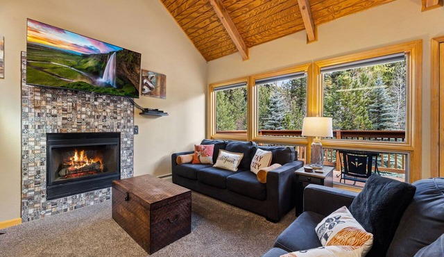 Riverfront Hideaway Fireplace Close to RMNP
