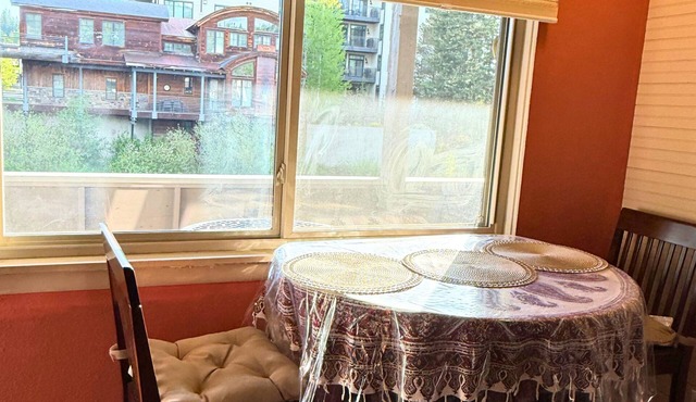 Riverfront hot tub, 6 min drive to Winter Park Resort walking distance downtown.