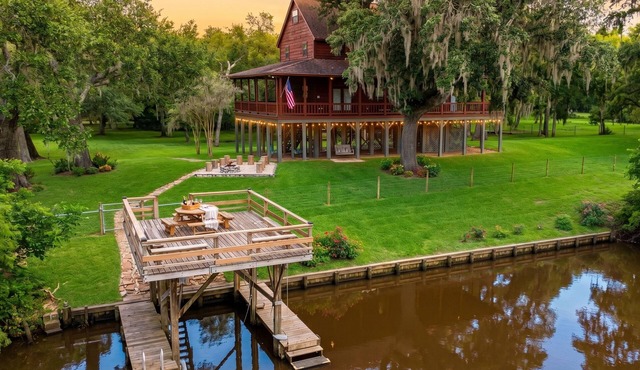 Riverfront, HotTub, BoatRamp, Deck, Sleeps 24