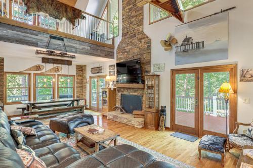 Riverfront Lake Lure Lodge w/Fire Pit & Hot Tub!