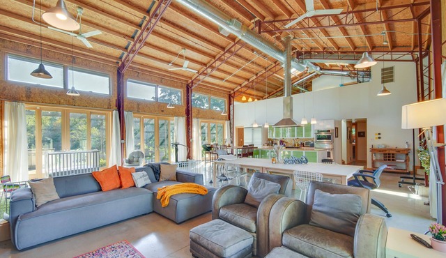 Riverfront Libertyville Retreat w/Outdoor Kitchen