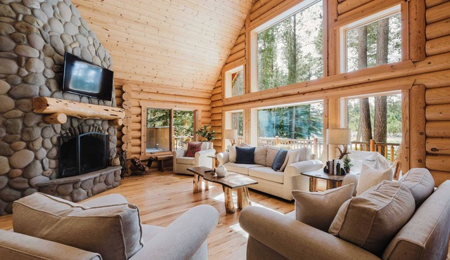 Riverfront log cabin style home with full kitchen, deck, washer & dryer and WIFI