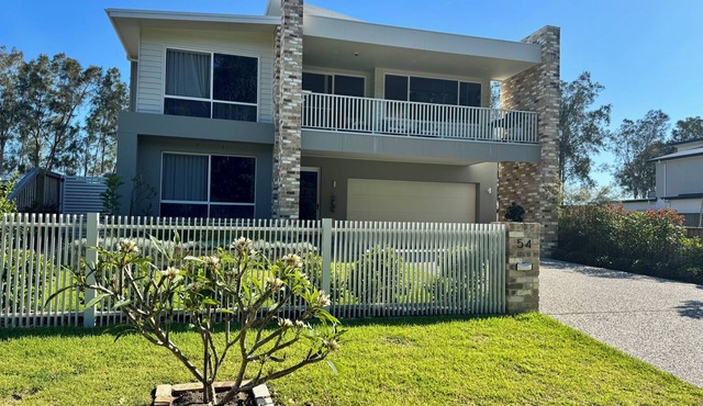 Riverfront Luxury | Couples to Groups of 14 | Tea Gardens | Pets ✅ | ⛳🎣🐬🍺🚙