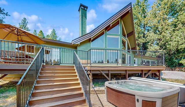Riverfront Luxury Home with Hot Tub, AC, Deck and Grill