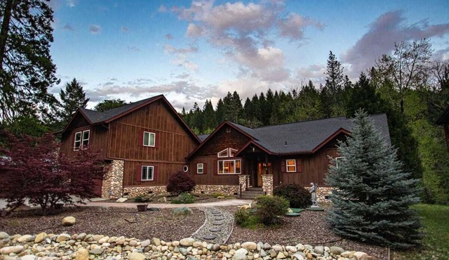 *RIVERFRONT* Mountain Lodge! Near Shasta Ski Park,Shasta Lake & Castle Crags!