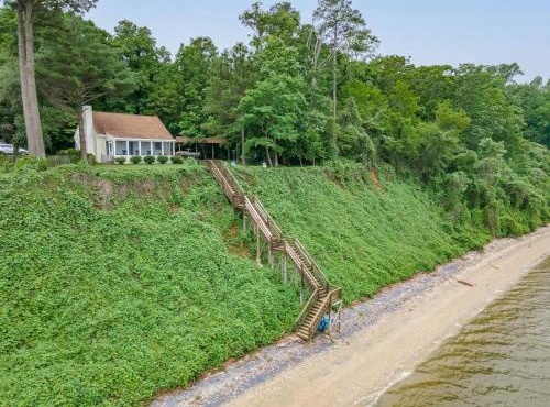 Riverfront Oasis Kayaks, Private Beach, & More