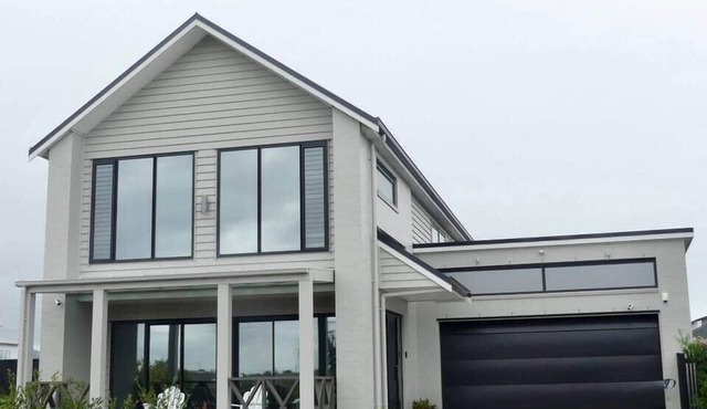Riverfront Pet Friendly Minimalist Karaka Stay – Close to Motorway