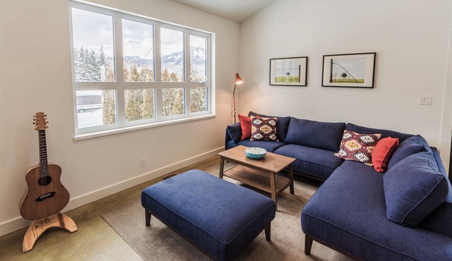 Riverfront! Private hot tub and mountain views! Close to the ski hill & town!