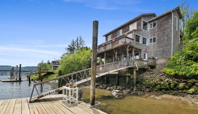 *Riverfront*Pvt Dock*Game Room*6 mins to Beach*
