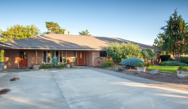Riverfront Ranch House in Wine Country