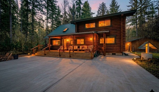 Riverfront retreat with sauna & hot tub 3B2Ba