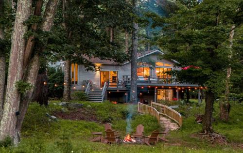 Riverfront Retreat Hot Tub, Firepit & Pool Table