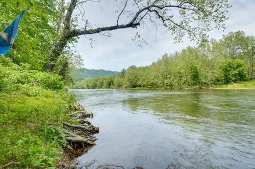 Riverfront Shenandoah Getaway w/Kayaks & Tubes!