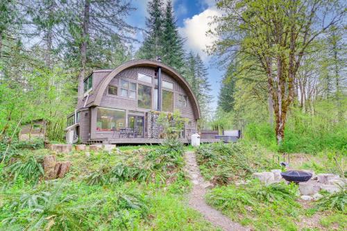 Riverfront Skykomish Cabin w/Private Hot Tub!