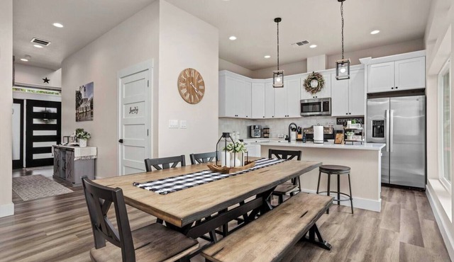 Riverfront Townhome A, Walk to Gruene