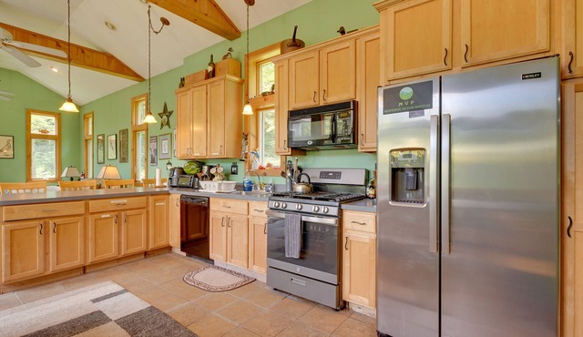 Riverfront Vermont Vacation Rental w/Hot Tub