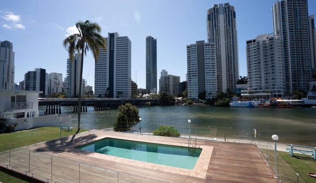 Riverfront Villa 6 Surfers Paradise with Pool